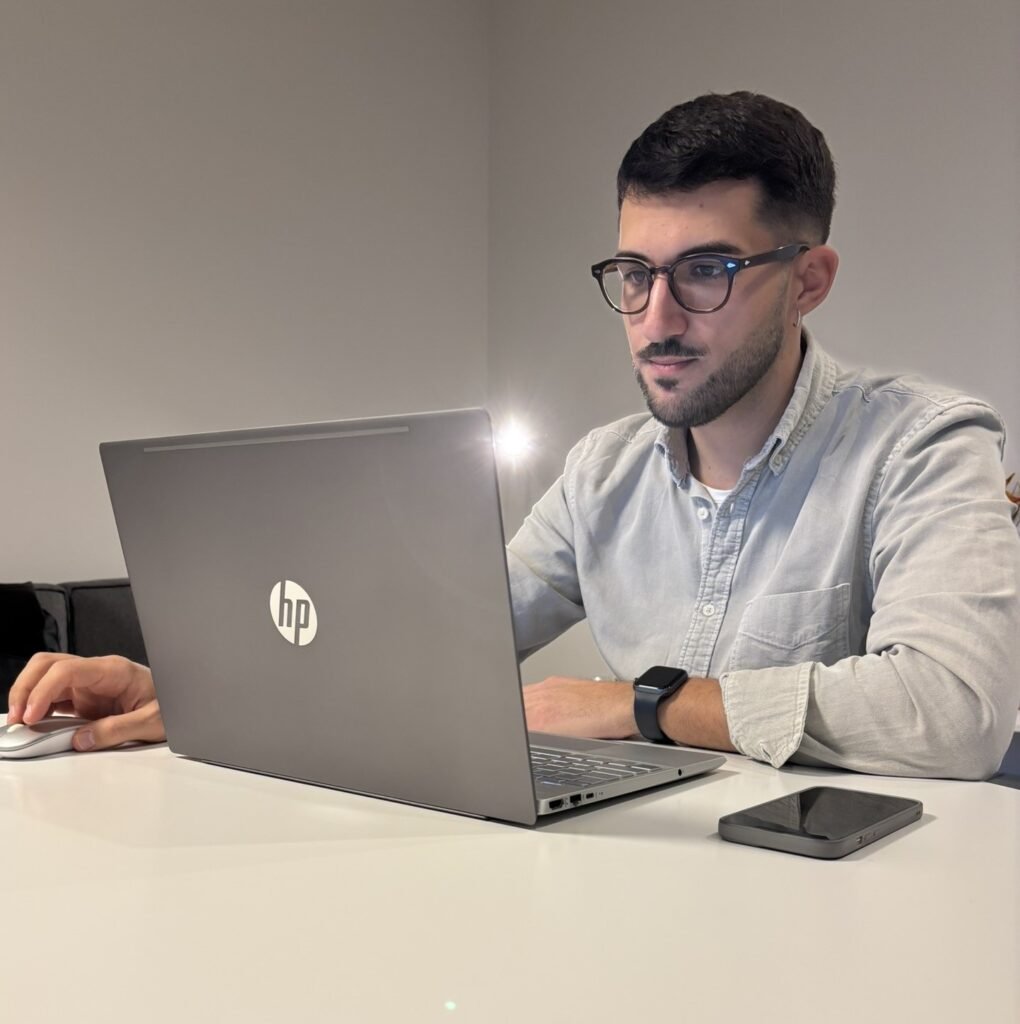 Domenico Simone, web designer freelance, al lavoro al computer